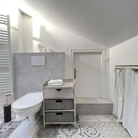 Beautiful 2 Bedrooms 1 Bathroom Apartment *