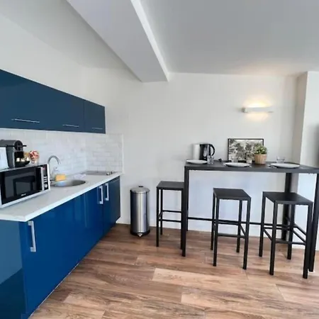 Beautiful 2 Bedrooms 1 Bathroom Apartment *